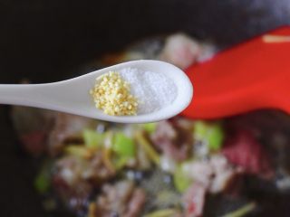 8、菠菜白玉菇虾皮汤,加入适量盐和鸡精调味