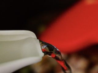 9、菠菜白玉菇虾皮汤,再倒入适量清水