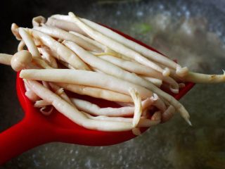 10、菠菜白玉菇虾皮汤,加入洗净焯水后的白玉菇