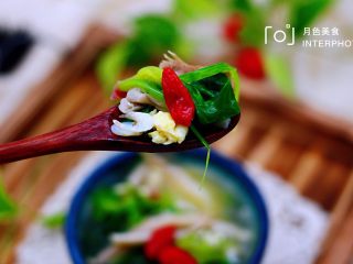 16、菠菜白玉菇虾皮汤,喝上一口舒坦