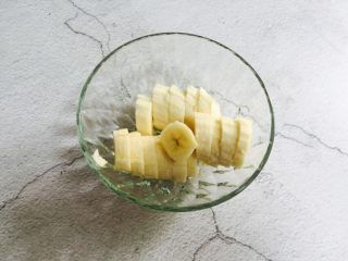 4、芒果香蕉奶昔,放入沙拉碗备用