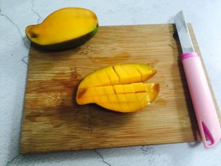 6、芒果香蕉奶昔,切花刀