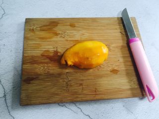 8、芒果香蕉奶昔,将另外一半芒果削皮