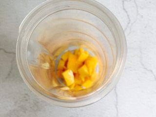 11、芒果香蕉奶昔,芒果粒放入料理杯