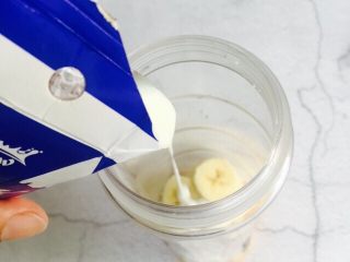 13、芒果香蕉奶昔,倒入100ml酸奶