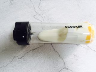 14、芒果香蕉奶昔,盖上盖子拧紧