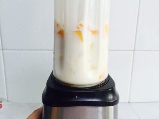 15、芒果香蕉奶昔,倒扣在果汁机上拧紧，摁启动键开始工作。