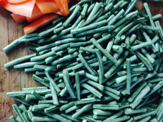 1、豆角焖面,豆角胡萝卜切段