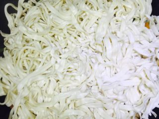 4、豆角焖面,面条掐成手指长大段均匀撒在豆角上，锅盖中火焖，水汽蒸发，豆角熟了，面条也焖熟了