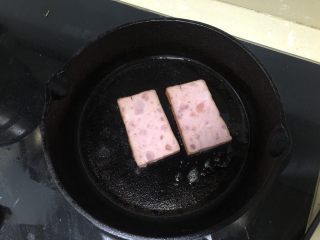 5、芝士火腿三明治,火腿片煎一下