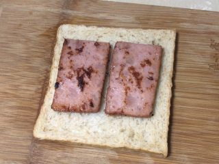 6、芝士火腿三明治,煎好的火腿放在全麦吐司片上