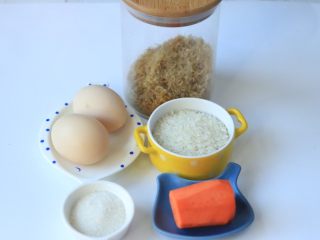 1、宝宝辅食^_^胡萝卜肉松米糕,准备食材，大米提前洗净并晒干