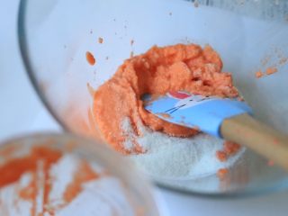 3、宝宝辅食^_^胡萝卜肉松米糕,打成细腻的胡萝卜泥，放入大米粉里