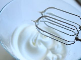 6、宝宝辅食^_^胡萝卜肉松米糕,蛋清分3次加入白砂糖，打发至硬性发泡，出现小尖角