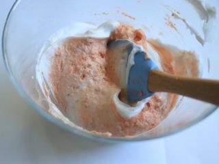 7、宝宝辅食^_^胡萝卜肉松米糕,混合胡萝卜大米糊，上下翻拌均匀，并震出气泡