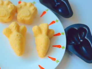 10、宝宝辅食^_^胡萝卜肉松米糕,取出脱模即可