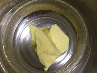 2、巧克力软曲奇????（趣多多）,2️⃣ 黄油隔水融化成液态（记得切成小块，融化起来更快哦～）