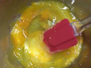 4、巧克力软曲奇????（趣多多）,4️⃣ 待黄油白糖完全冷却后打入一个鸡蛋，搅拌均匀。