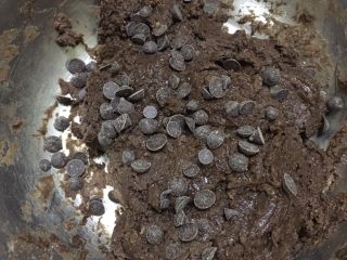 8、巧克力软曲奇????（趣多多）,8️⃣ 倒入适量耐烤巧克力豆，再次搅拌均匀。