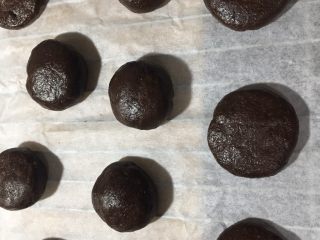 10、巧克力软曲奇????（趣多多）,???? 我大概冷藏了3个多小时，拿出来硬硬的，手感正好。取适量搓成球形或者再稍稍压扁。