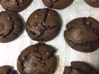 12、巧克力软曲奇????（趣多多）,1️⃣2️⃣ 放入预热好的烤箱中，上下火190°C烤10分钟左右。看到表面有裂纹真的好好看。