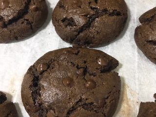 13、巧克力软曲奇????（趣多多）,1️⃣3️⃣ 烤完以后不要立马拿出来，还处于高温状态的软曲奇会散掉（我这个就被我捏散了），等他自然冷却到室温再拿出来，咬一口，真的好香哒～满满的巧克力味！