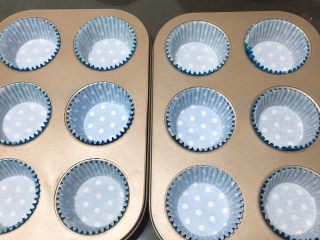 3、星巴克的爆头玛芬蛋糕,连膜中放纸托。