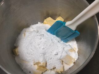 5、星巴克的爆头玛芬蛋糕,加入糖粉和盐。