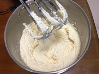 7、星巴克的爆头玛芬蛋糕,打蛋器低速搅拌3分钟,黄油蓬发。