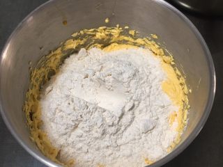 11、星巴克的爆头玛芬蛋糕,加入三分之一的低筋粉和泡打粉。