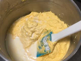 13、星巴克的爆头玛芬蛋糕,牛奶分两次加入。