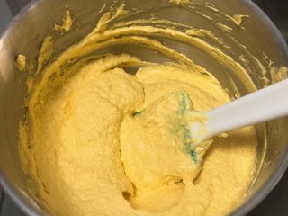 14、星巴克的爆头玛芬蛋糕,翻拌均匀。