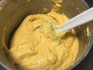 16、星巴克的爆头玛芬蛋糕,继续翻拌均匀,在加牛奶翻拌均匀