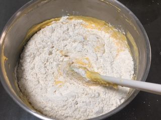 17、星巴克的爆头玛芬蛋糕,加入最后的低筋粉。