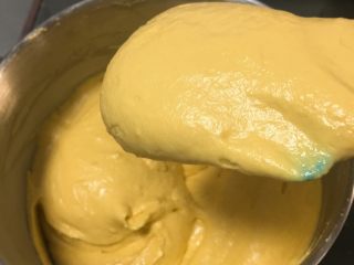 18、星巴克的爆头玛芬蛋糕,翻拌至浓稠。