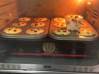 20、星巴克的爆头玛芬蛋糕,烤箱预热至180度,烤制25分钟。