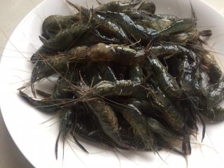 2、酱油籽虾,清洗干净，可以把须剪掉，我偷懒就没剪。
