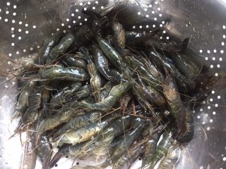 3、酱油籽虾,控干水份，水多的话等会入油锅的话会溅出来。