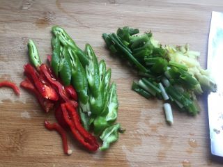 4、酱油籽虾,葱、姜、红椒、青椒切段备用。