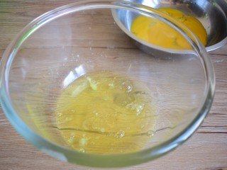 2、咖啡蔓越莓蛋糕,蛋清与蛋黄分别打入两个容器，蛋清容器要无水无油