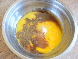 3、咖啡蔓越莓蛋糕,蛋黄中加入咖啡液，40克白糖，玉米油