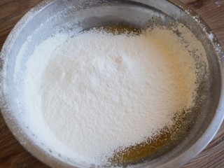 5、咖啡蔓越莓蛋糕,筛入低筋面粉