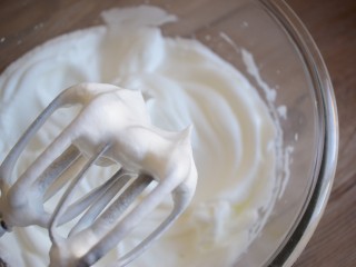 8、咖啡蔓越莓蛋糕,打发至小尖钩状态