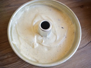 11、咖啡蔓越莓蛋糕,倒入模具，震两下大气泡