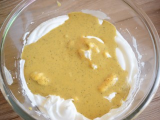 9、咖啡蔓越莓蛋糕,蛋黄糊加入蛋白中