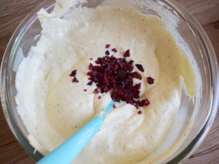 10、咖啡蔓越莓蛋糕,翻拌均匀，加入蔓越莓干，拌匀