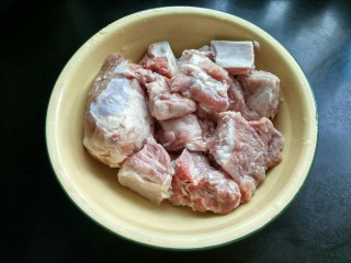 2、#感恩节食谱#   排骨藕汤,排骨和大骨用清水浸泡，泡出血水并清洗干净。