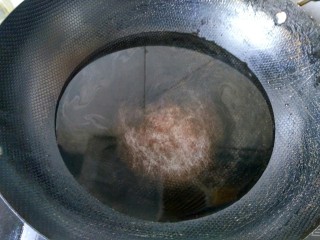 5、#感恩节食谱#   排骨藕汤,锅里放清水并烧开。