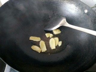 7、#感恩节食谱#   排骨藕汤,锅里放少量的油，将切片的生姜爆香。