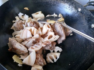 9、#感恩节食谱#   排骨藕汤,将藕倒入锅中，并放适量的盐，藕里面已经放盐了，不要放太多。